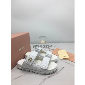 미우미우 나파 가죽 슬라이드 (컬러 화이트)