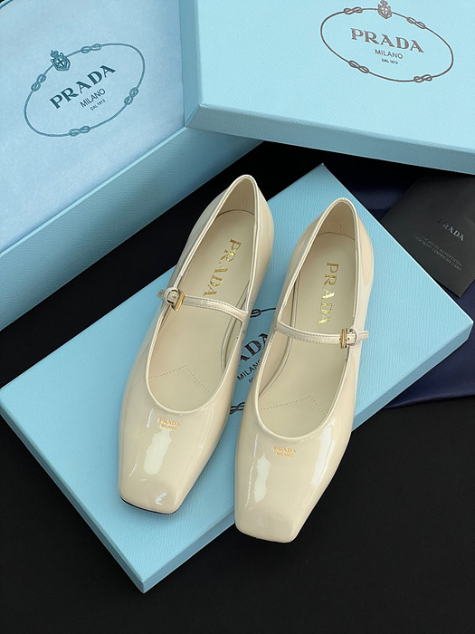 프라다 브러쉬드 가죽 메리제인 발레리나
