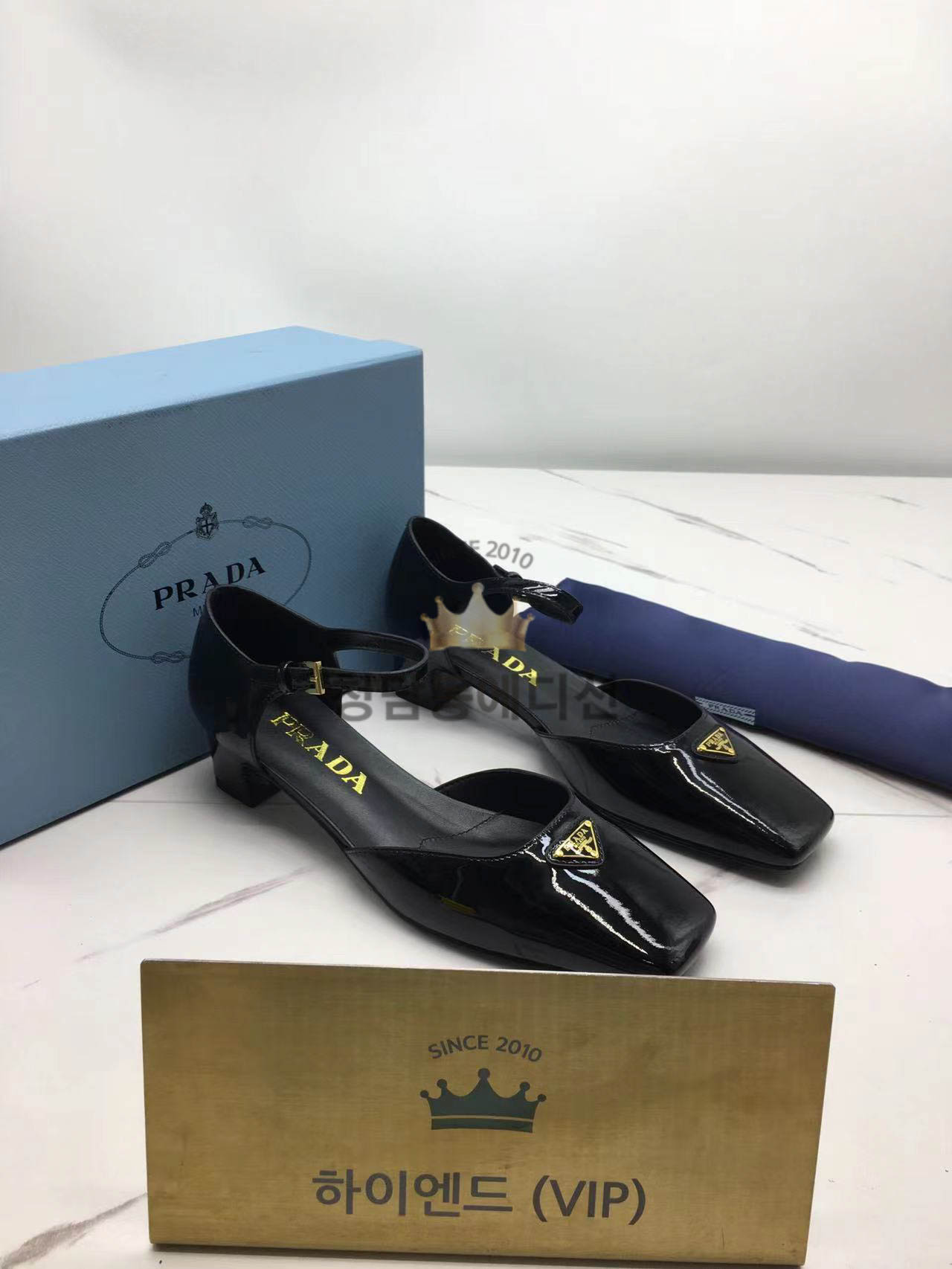 프라다 페이던트 가죽 슬링백