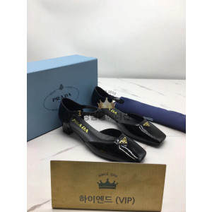 프라다 페이던트 가죽 슬링백