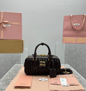 미우미우 아르카디 마테라쎄 나파 가죽 백 레귤러 (renewal ver.)