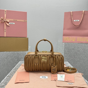 미우미우 아르카디 마테라쎄 나파 가죽 백 27CM (renewal ver.)