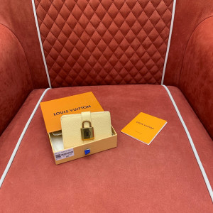 루이비통 로우 키 컴팩트 지갑 M12148