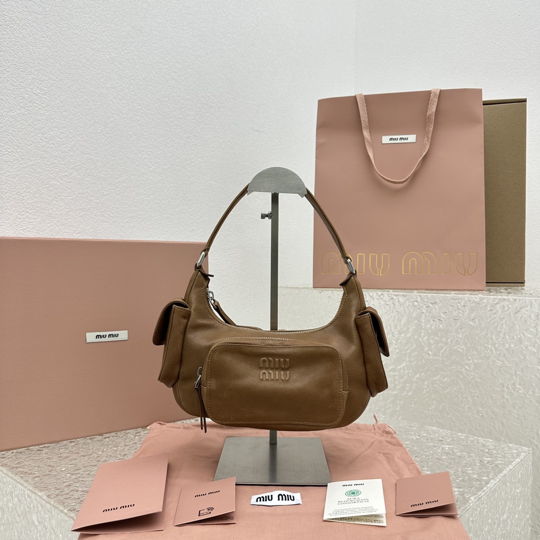 미우미우 포켓 나파가죽 숄더백