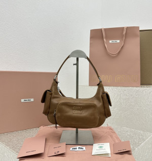 미우미우 포켓 나파가죽 숄더백