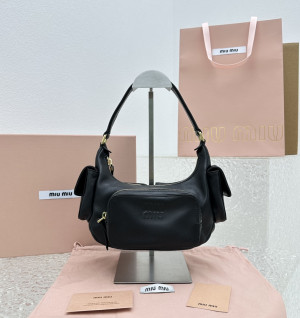 미우미우 포켓 나파가죽 숄더백