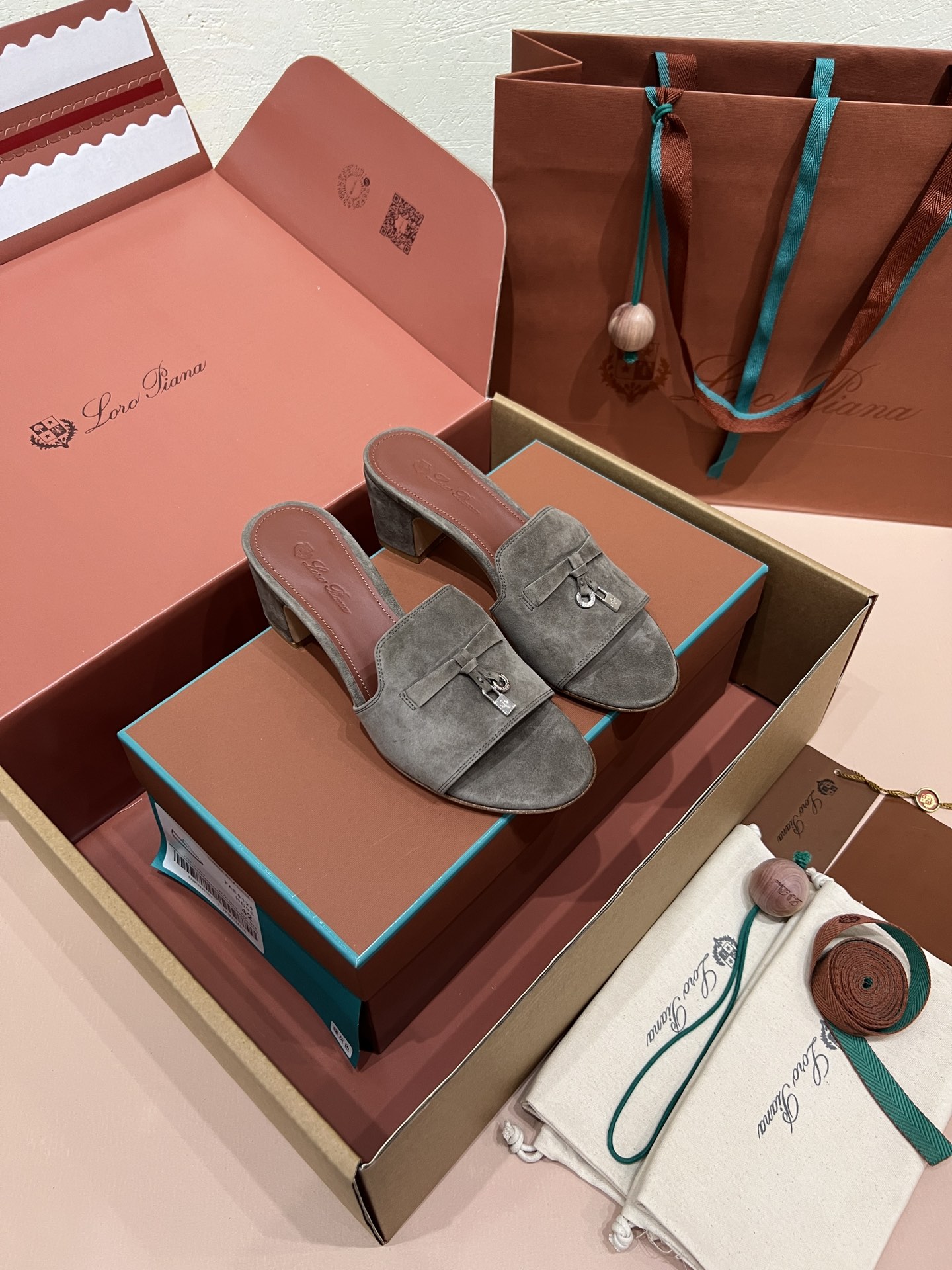 로로피아나 썸머 참스 샌들