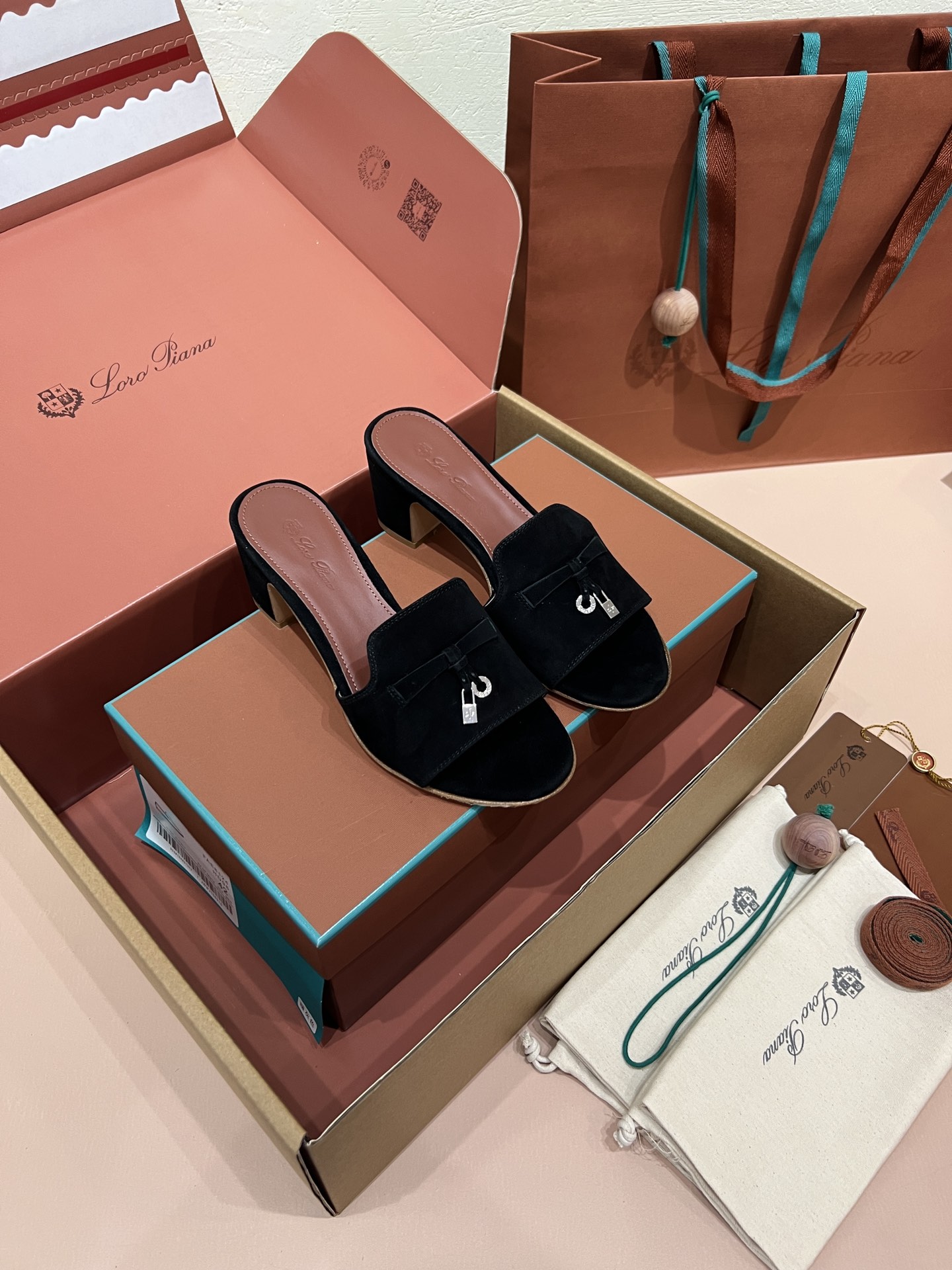 로로피아나 썸머 참스 샌들