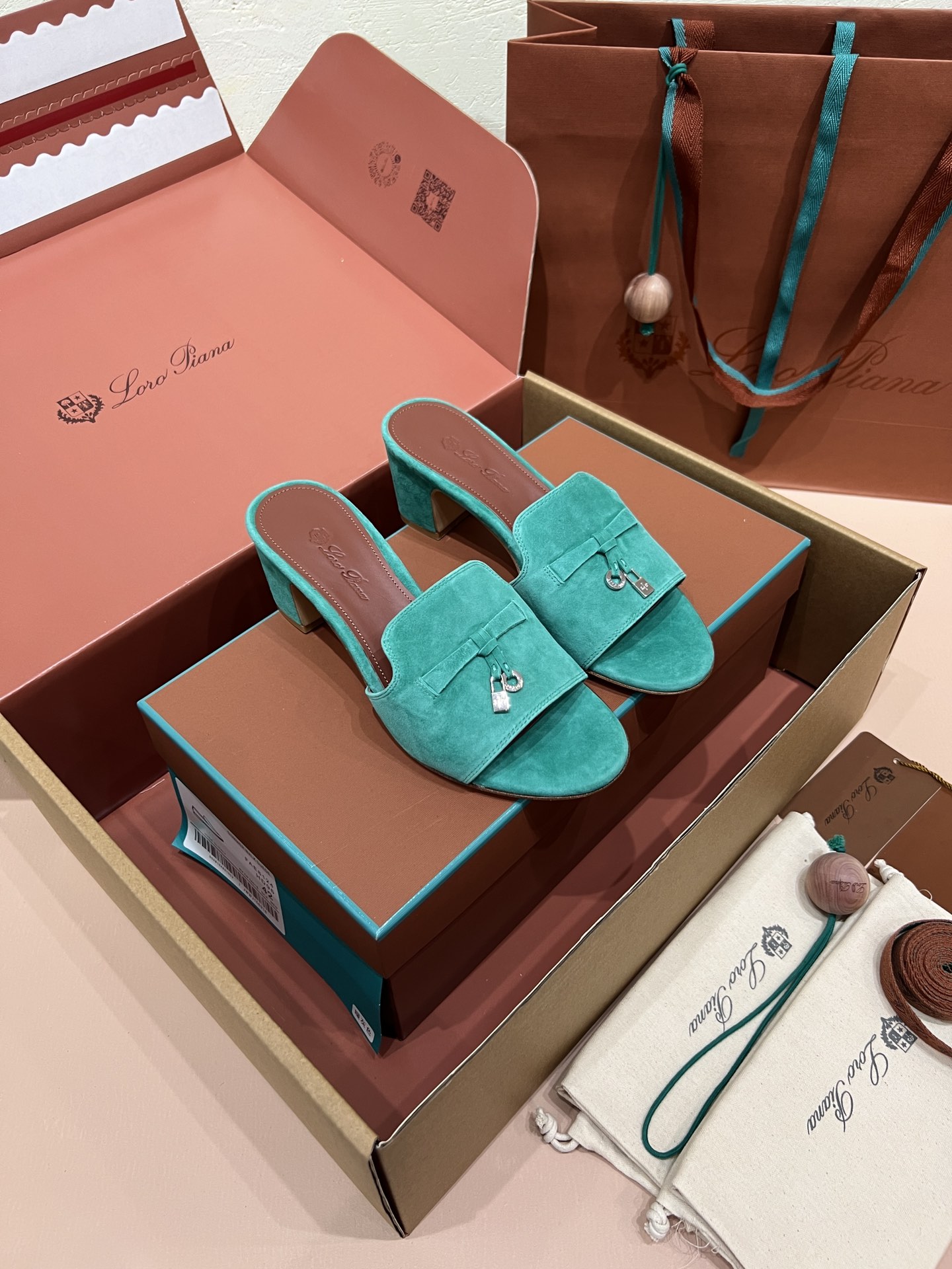 로로피아나 썸머 참스 샌들