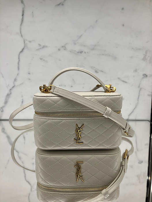 생로랑 램스킨 소재의 가비 배니티 백 7667311