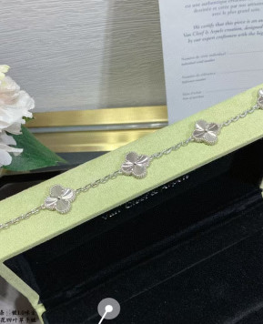 반클리프 알함브라 빈티지 기요세 브레이슬릿 (컬러 화이트 골드)