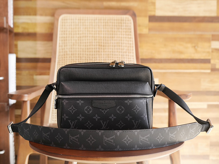 루이비통 아웃도어 메신저백 M30233 (upgrade ver.)