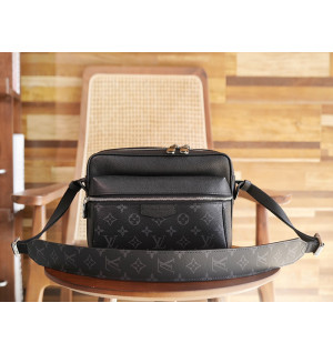 루이비통 아웃도어 메신저백 M30233 (upgrade ver.)