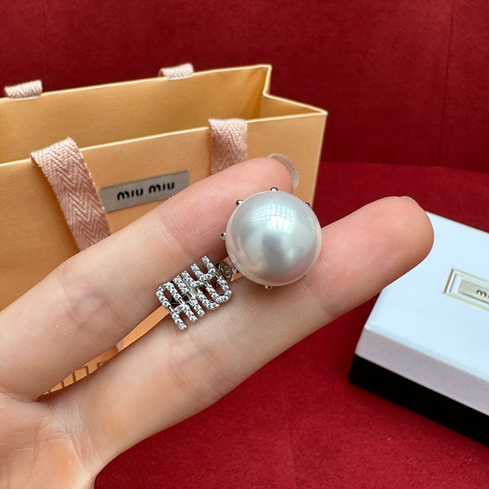 미우미우 크리스탈 펄 메탈 귀걸이