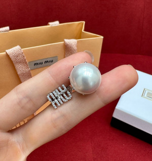 미우미우 크리스탈 펄 메탈 귀걸이