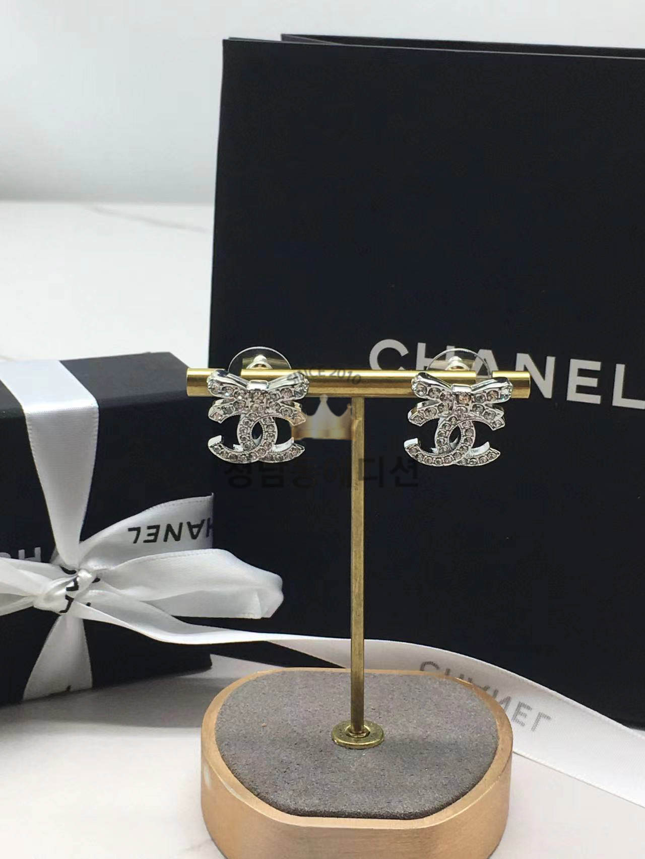 샤넬 스터드 이어링 메탈 디아만테 & 실버 크리스탈