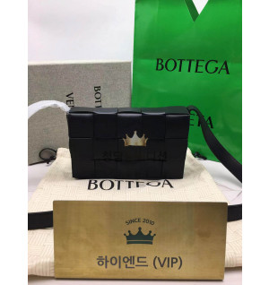 보테가베네타 카세트백 쏘블랙 (올블랙) (삼각 트라이앵글 메탈)