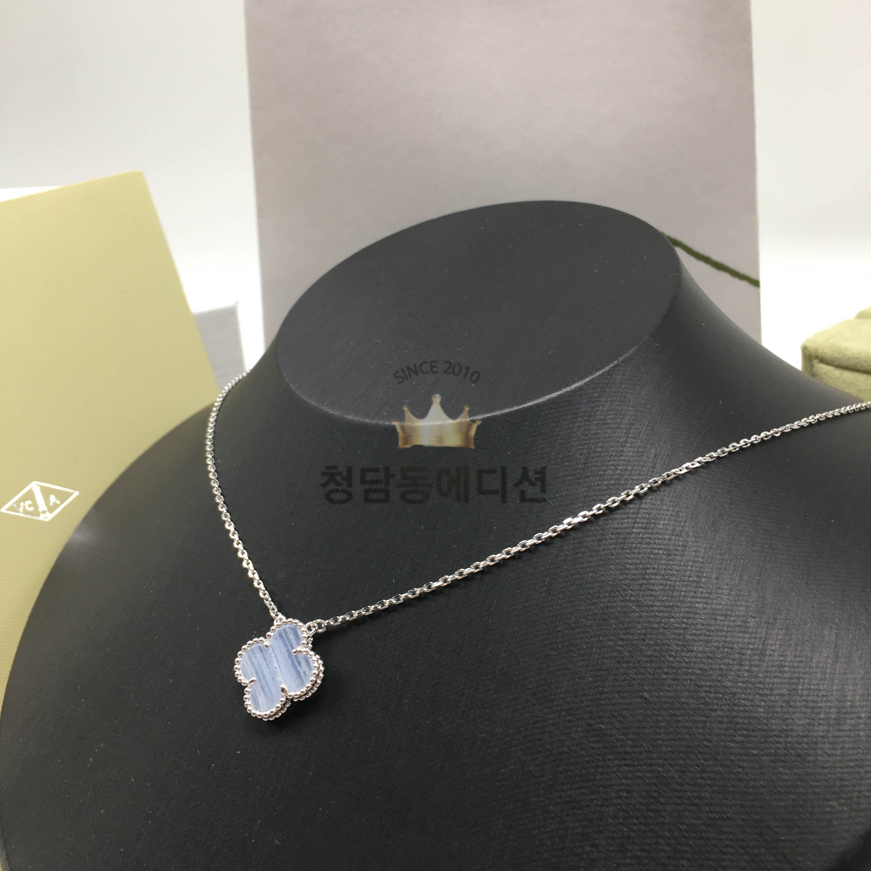 반클리프 앤 아펠 알함브라 목걸이 (V-gold소재) (upgrade ver.) (컬러 칼세도니)