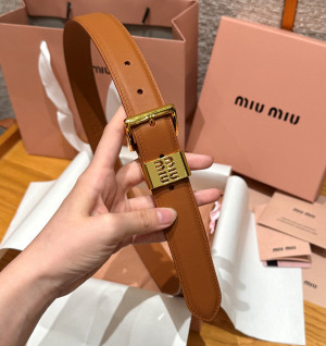 미우미우 로고 플레이트 벨트