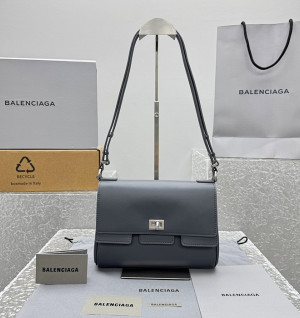 발렌시아가 벨 에어 플랩백