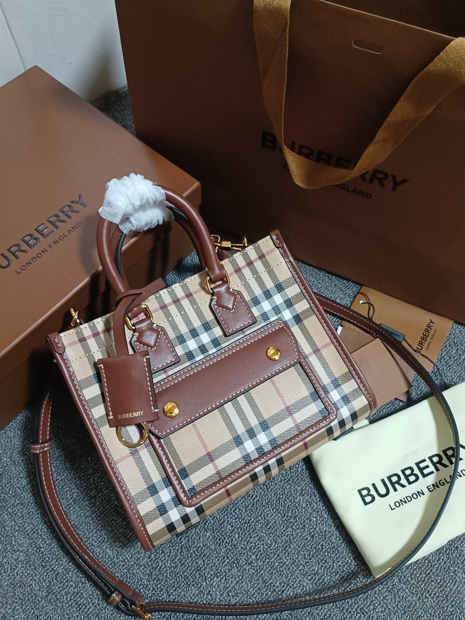 버버리 미니 프레야 토트백 80975661