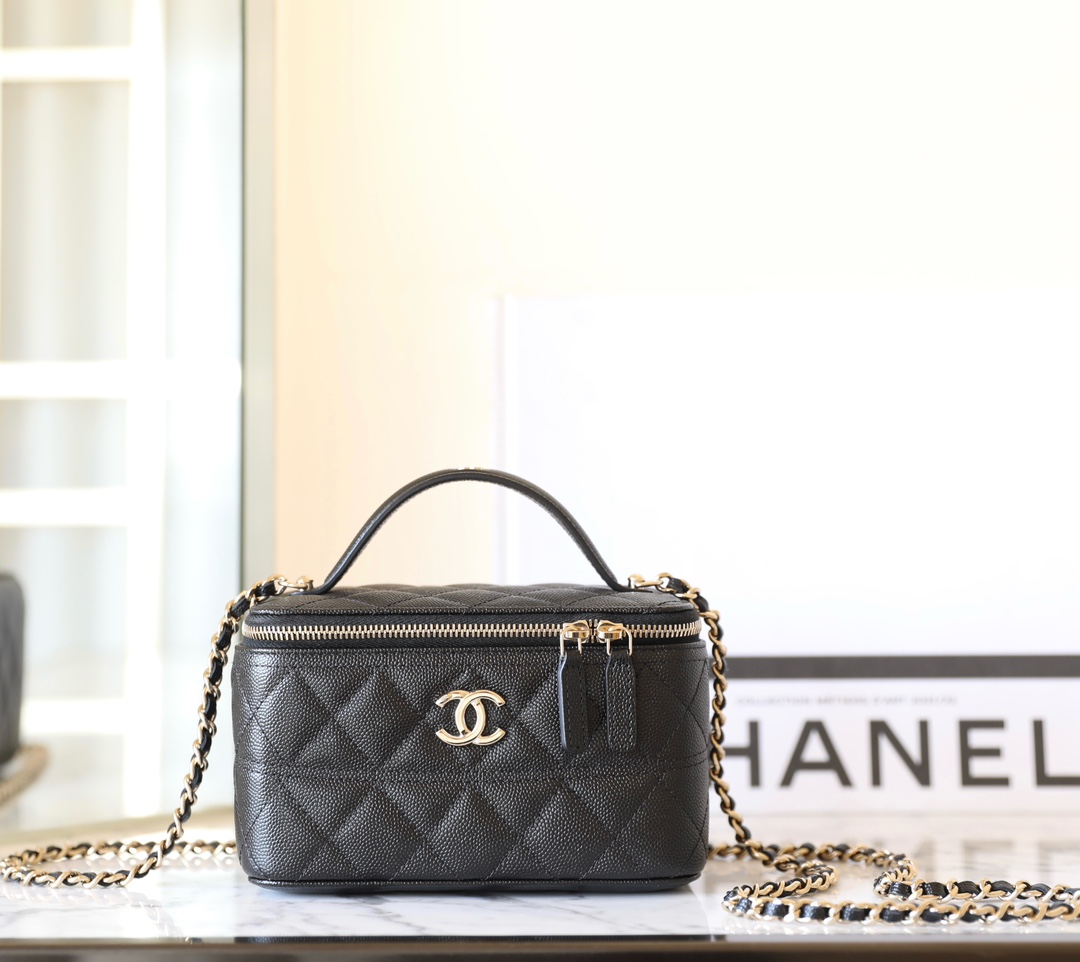 샤넬 25C 크루즈 베니티 탑핸들 CC로고 코스메틱백 캐비어 블랙  AP4404