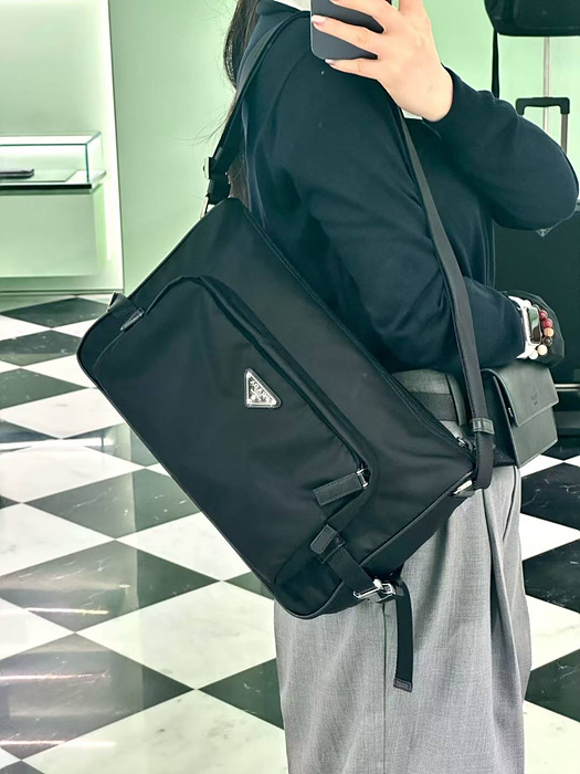 프라다 라지 리나일론 앤 사피아노 레더 숄더백 2VH191