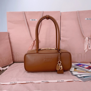 미우미우 보 스몰 백 카프스킨