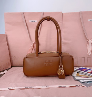 미우미우 보 스몰 백 카프스킨