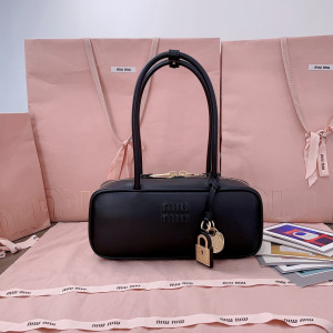 미우미우 보 스몰 백 카프스킨