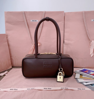 미우미우 보 스몰 백 카프스킨