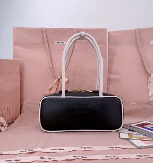 미우미우 보 스몰 백 카프스킨