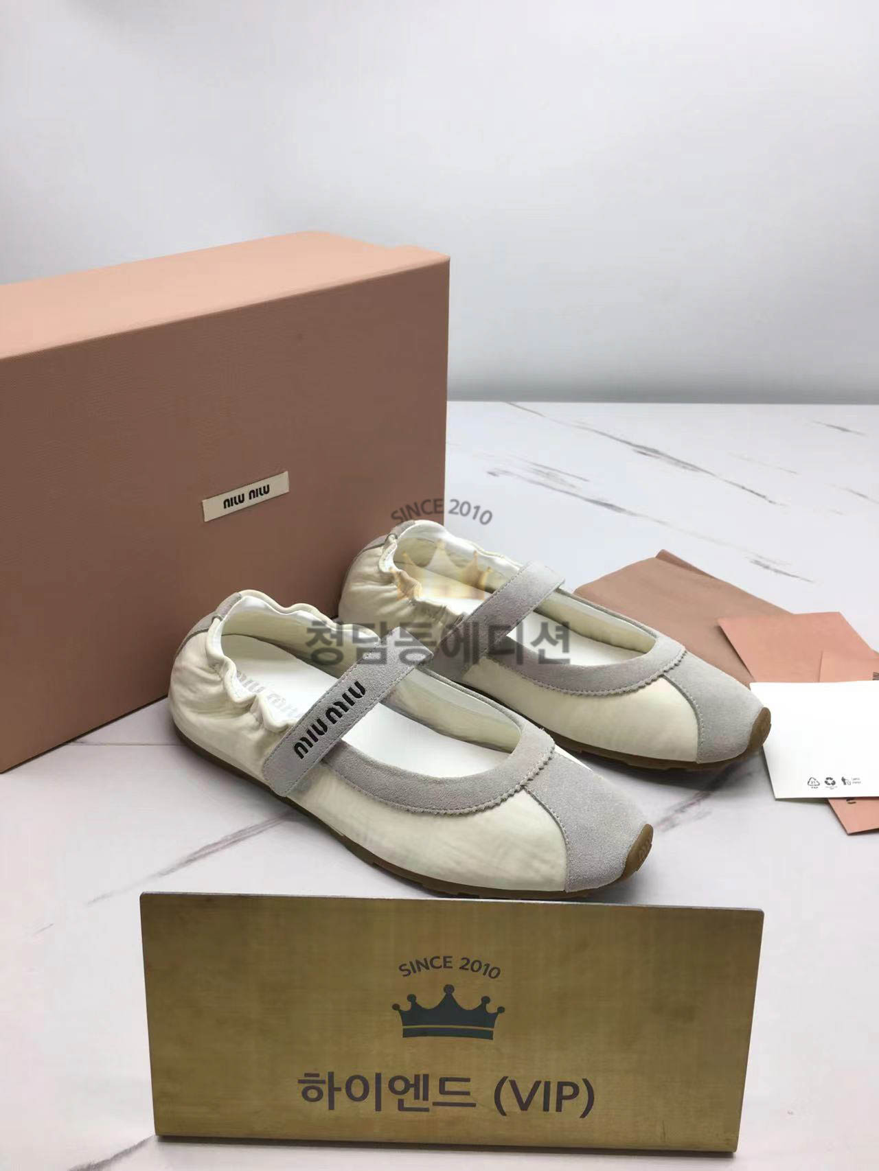 미우미우 플룸 발레리나 스니커즈 (바디가죽 스웨이드)