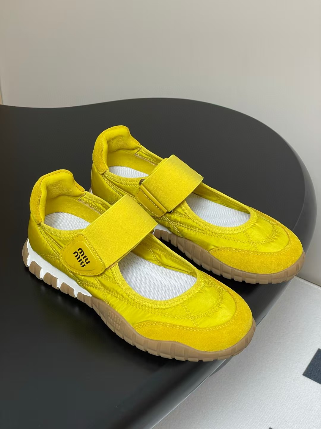 미우미우 타이어 테크니컬 패브릭 스웨이드 발레리나 스니커즈