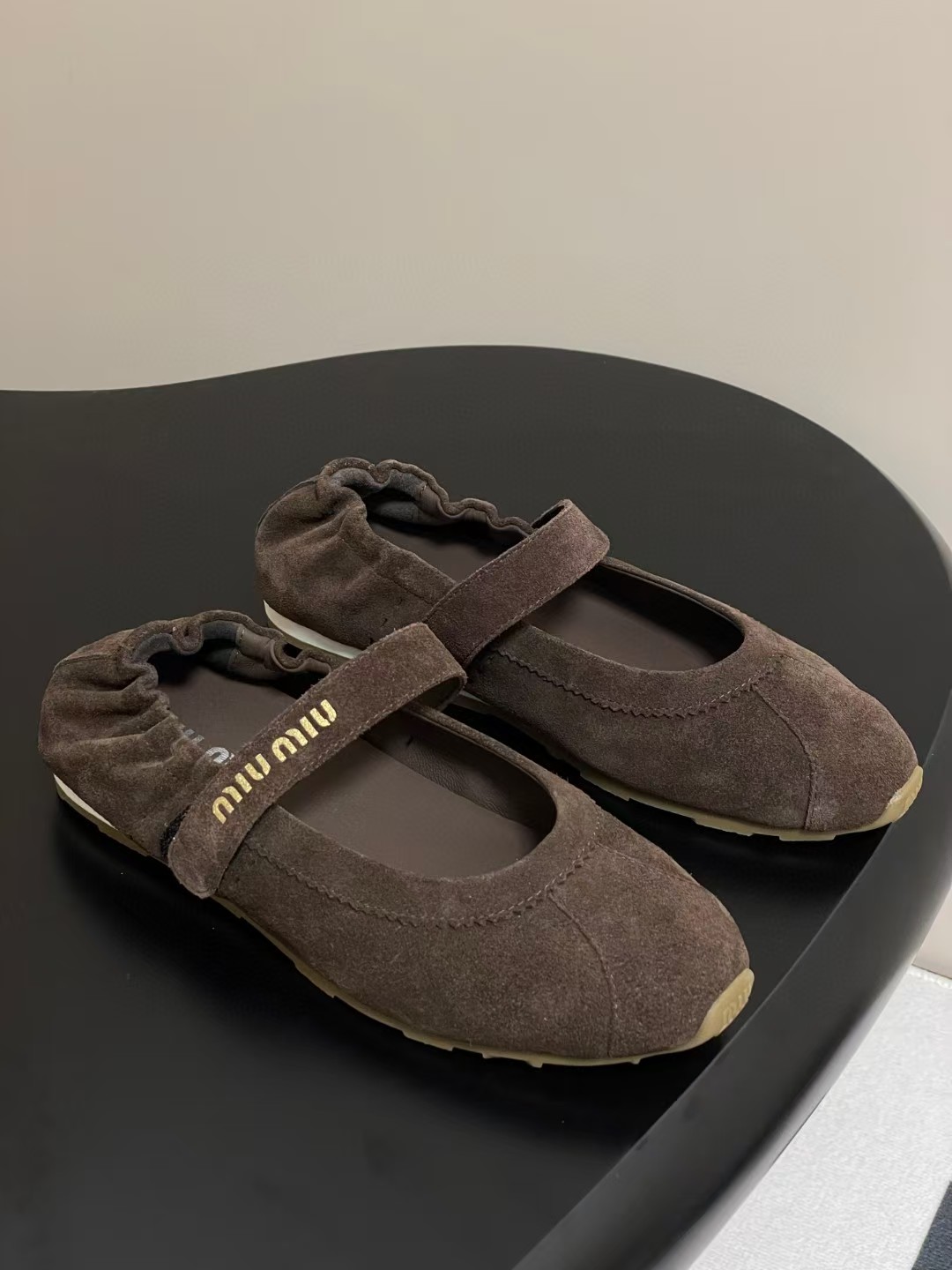 미우미우 플룸 발레리나 스니커즈 (컬러 브라운)