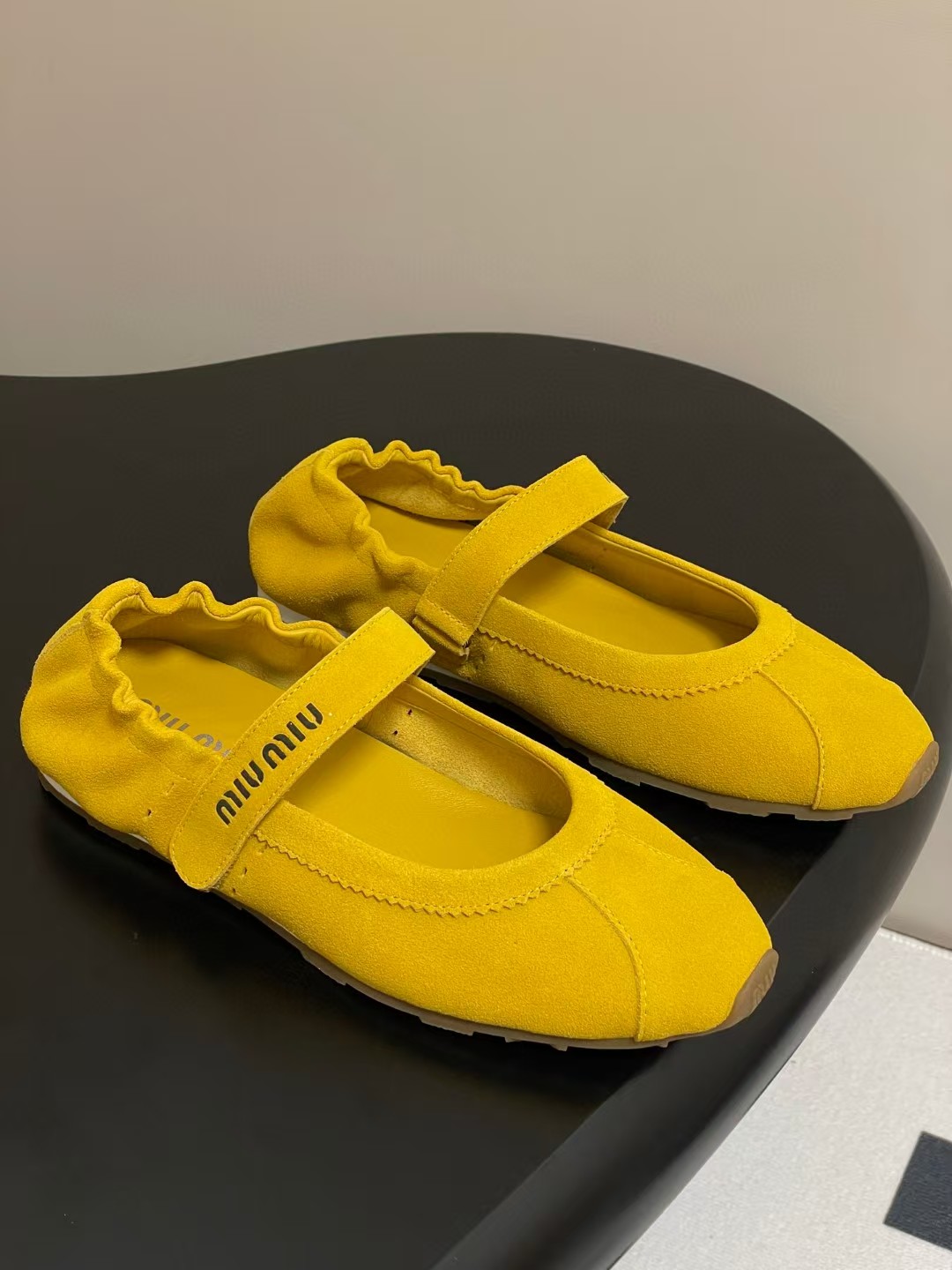 미우미우 플룸 발레리나 스니커즈 (컬러 옐로우)