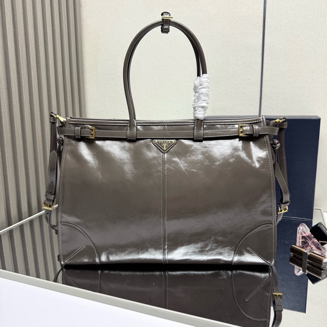 프라다 엑스트라 라지 가죽 핸드백 1BA439