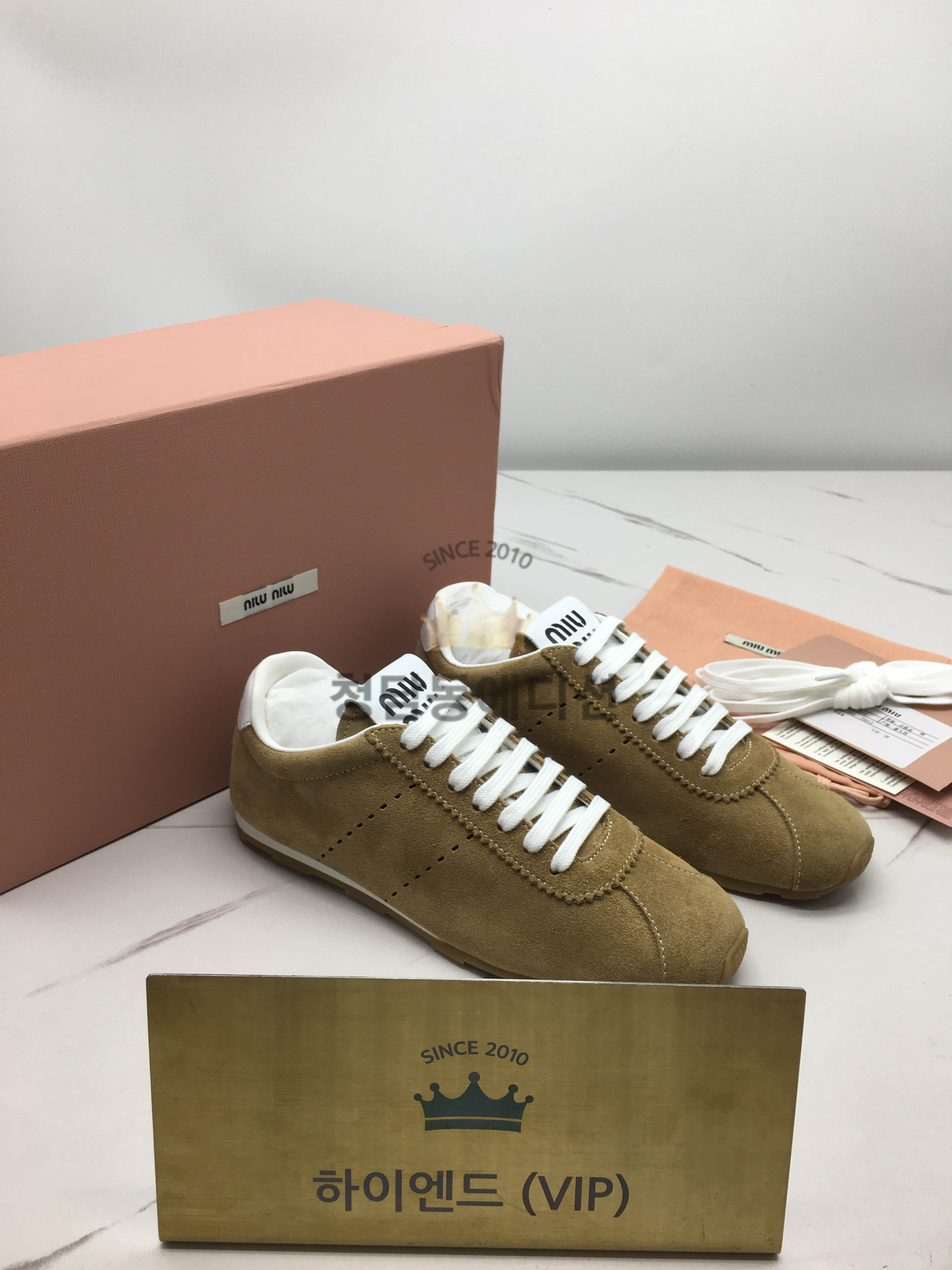 미우미우 플룸 스웨이드 스니커즈 (컬러 데저트 베이지)