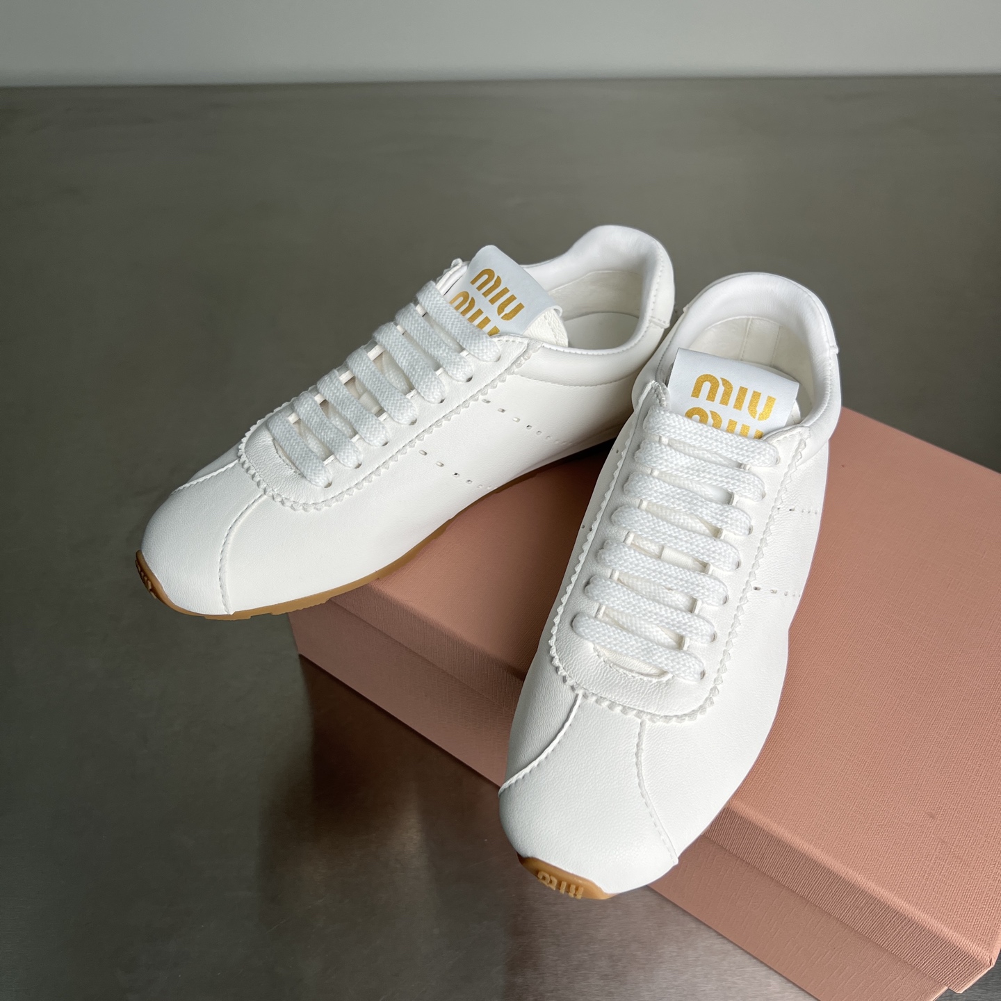 미우미우 플룸 스니커즈 (컬러 화이트)