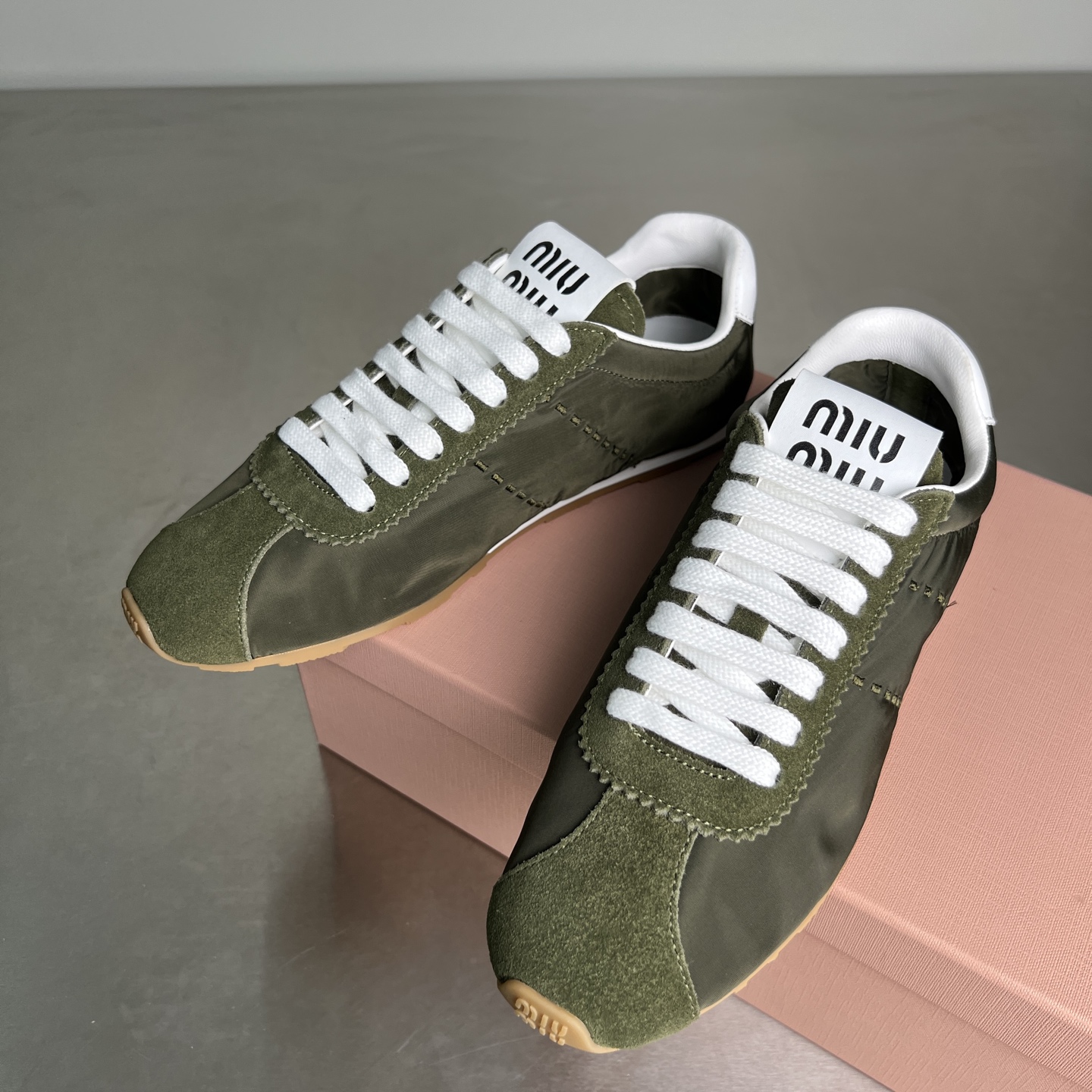 미우미우 플룸 스니커즈 (컬러 카키)