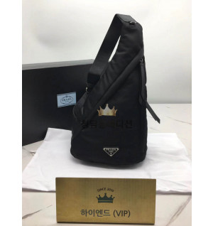 프라다 리나일론 슬링백 2VZ092