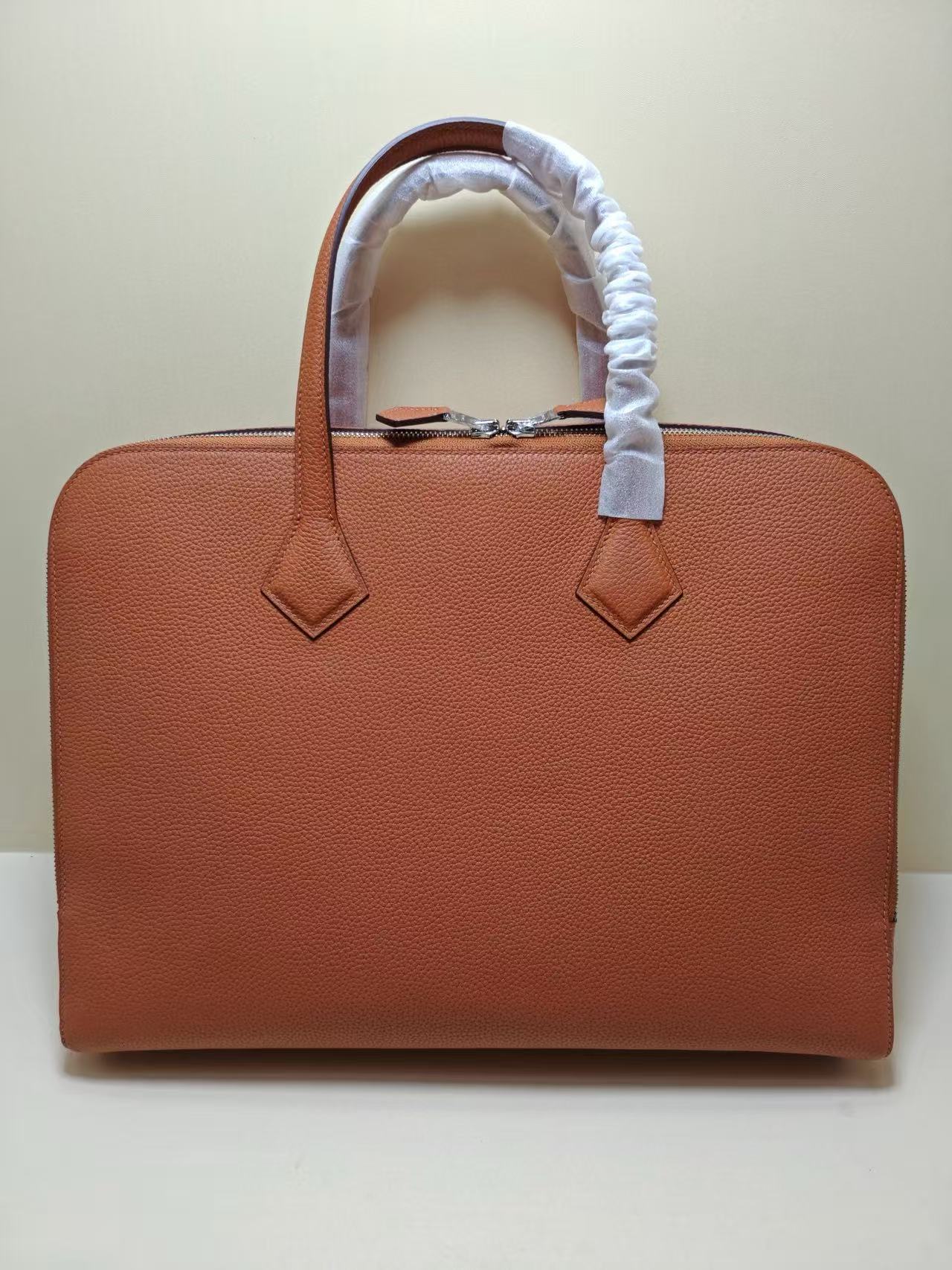 에르메스 남자 가방 빅토리아 라이트 브리프케이스 H076569CK37 (컬러 골드) 반수공