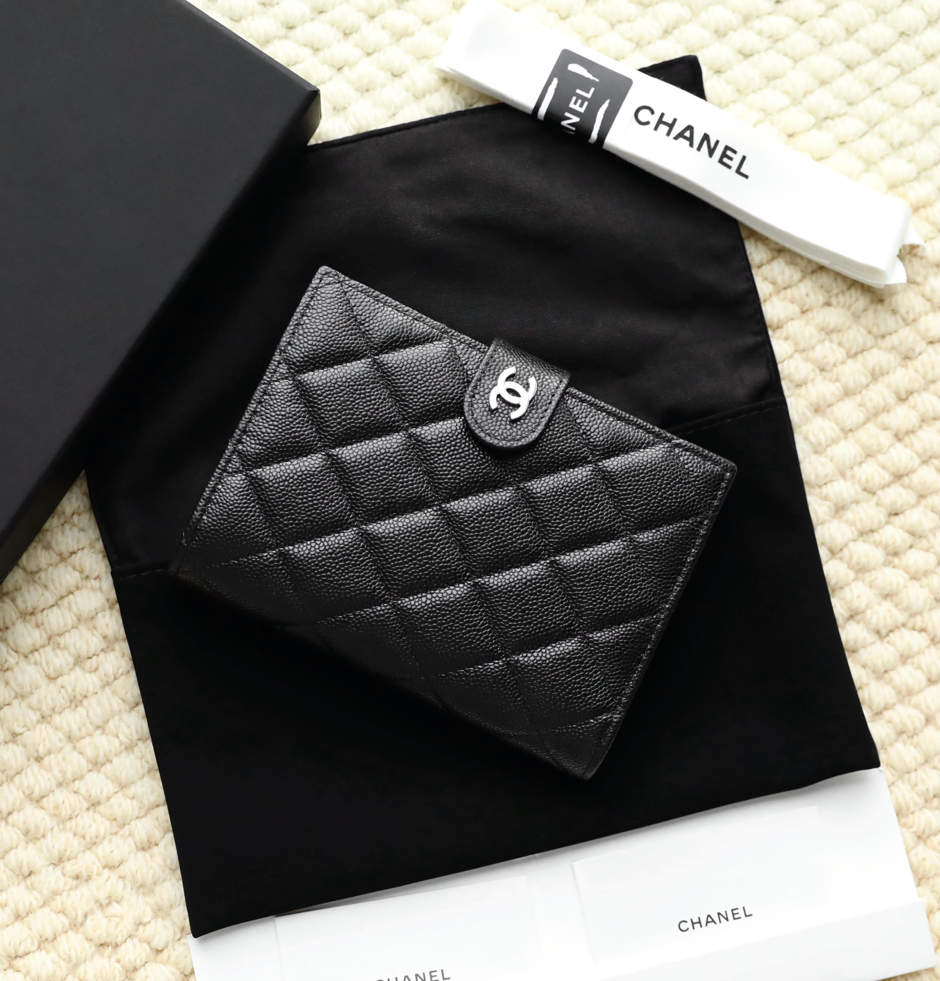 샤넬 클래식 캐비어 여권지갑 (금장)