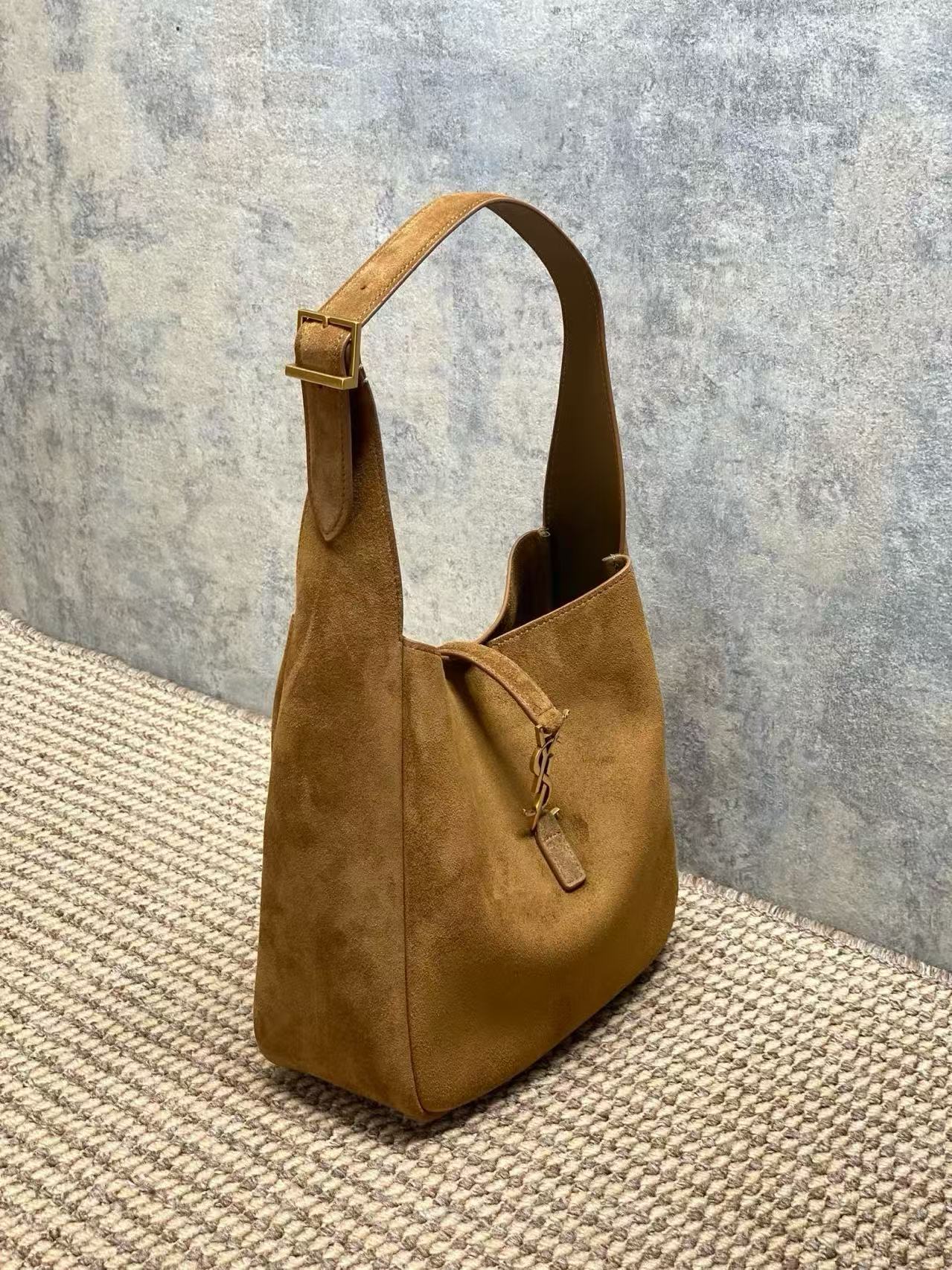 생로랑 LE5À7 스웨이드 숄더백 스몰