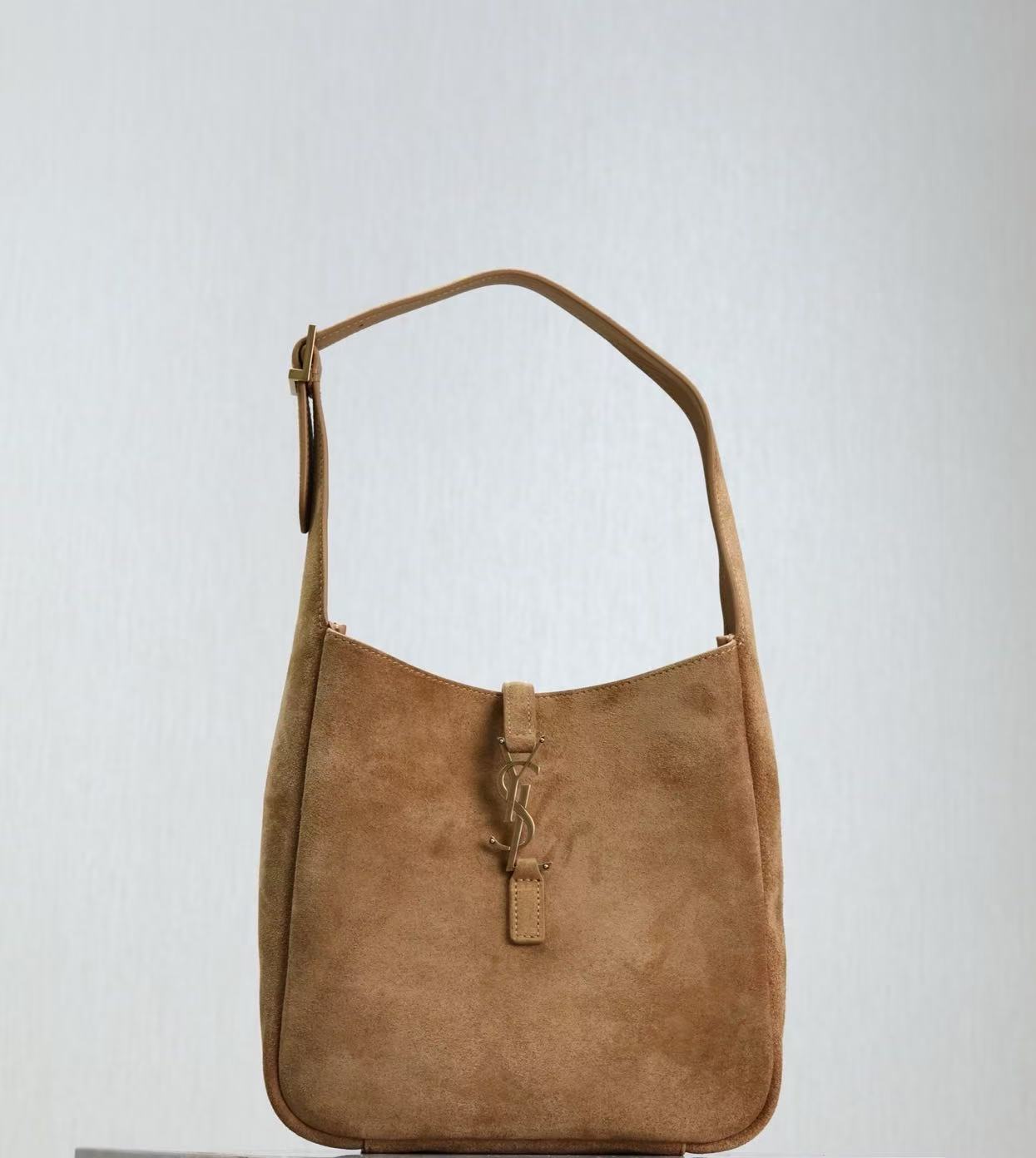 생로랑 LE5À7 스웨이드 숄더백 스몰 (upgrade ver.)