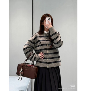 미우미우 스트라이프 버튼 가디건 (컬러 그레이, 레드)