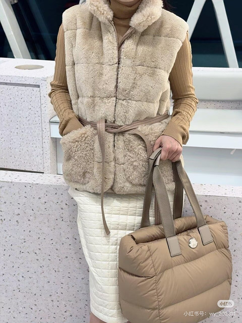 몽클레어 페이크 퍼 벨티드 베스트 (컬러 베이지, 아이보리)