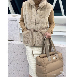 몽클레어 페이크 퍼 벨티드 베스트 (컬러 베이지, 아이보리)