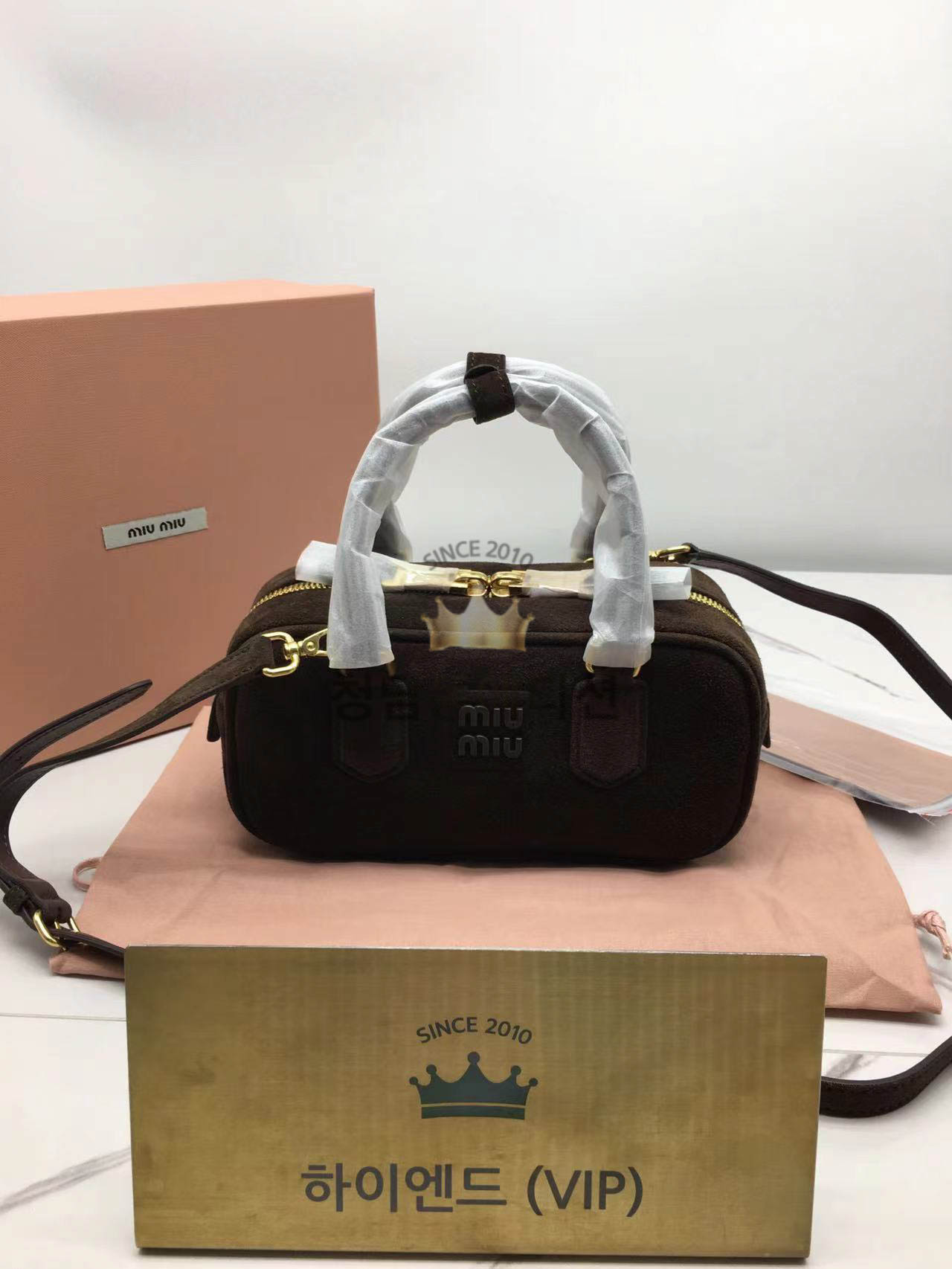 미우미우 MIU MIU 소프티 패디드 아르카디 (스웨이드) (컬러 다크브라운)