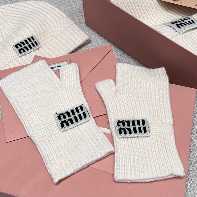 미우미우 로고 니트 비니 / 장갑 / 머플러
